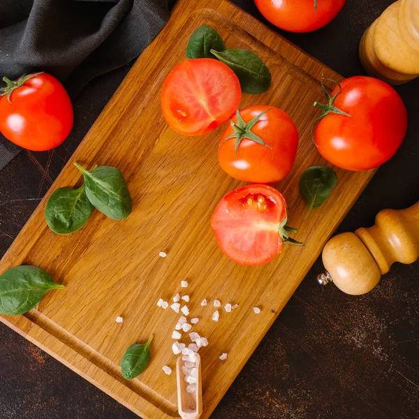 Frische Tomaten Basilikum Meersalz Mit Schaufel Auf Holzbrett — Stockfoto