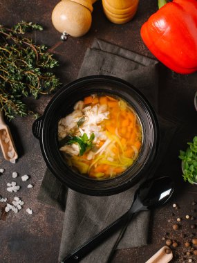 Tavuk suyu ile sebze ve nohut