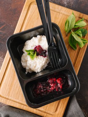 Yabani çilek siyah bıçak ve çatal ile tabakta risotto