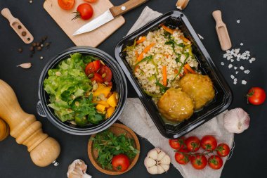 Tavuk pirzola pirinç ve kabak salatası ile
