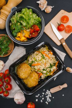 Tavuk pirzola pirinç ve kabak salatası ile