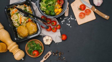 Tavuk pirzola pirinç ve kabak salatası ile