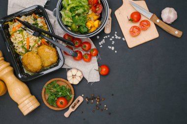 Tavuk pirzola pirinç ve kabak salatası ile
