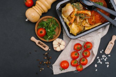 ızgara kalamar ve domatesli karides