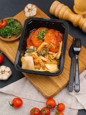 ızgara kalamar ve domatesli karides