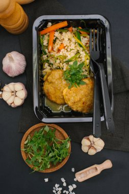 Tavuk pirzola sebze ve pirinç garnitür ile