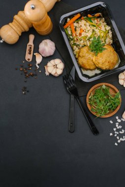 Tavuk pirzola sebze ve pirinç garnitür ile