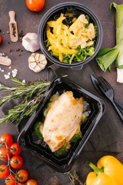 lezzetli kızarmış balık filetosu ve brokoli yakından görmek 