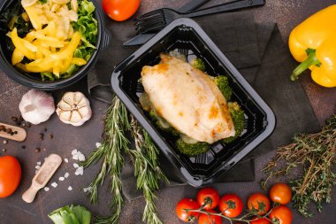 lezzetli kızarmış balık filetosu ve brokoli yakından görmek 