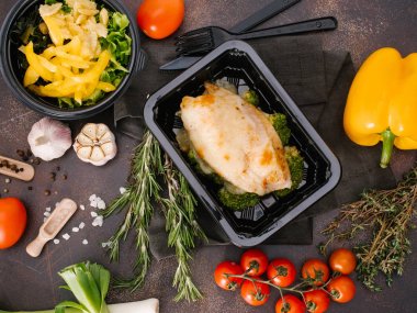 lezzetli kızarmış balık filetosu ve brokoli yakından görmek 