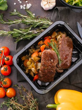 kızarmış biftek ve haşlanmış sebze yakından görmek 