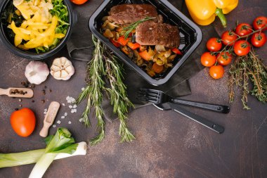 kızarmış biftek ve haşlanmış sebze yakından görmek 