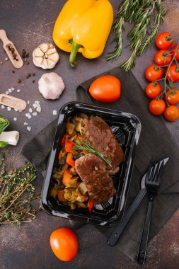 kızarmış biftek ve haşlanmış sebze yakından görmek 