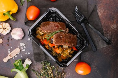 kızarmış biftek ve haşlanmış sebze yakından görmek 