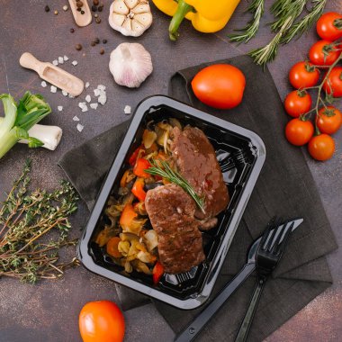 kızarmış biftek ve haşlanmış sebze yakından görmek 