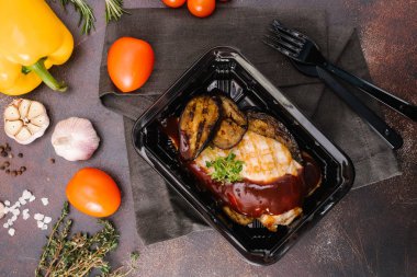 ızgara tavuk fileto ve patlıcan yakından görmek 