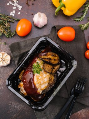 ızgara tavuk fileto ve patlıcan yakından görmek 