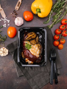 ızgara tavuk fileto ve patlıcan yakından görmek 