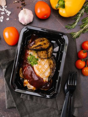 ızgara tavuk fileto ve patlıcan yakından görmek 