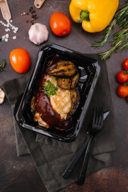 ızgara tavuk fileto ve patlıcan yakından görmek 