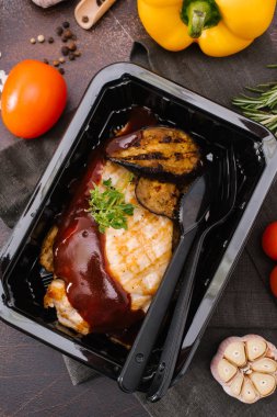 ızgara tavuk fileto ve patlıcan yakından görmek 