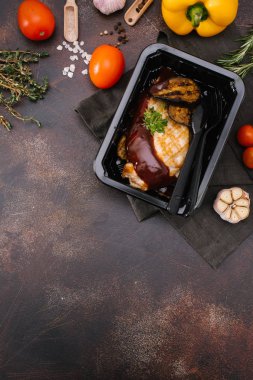 ızgara tavuk fileto ve patlıcan yakından görmek 