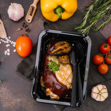 ızgara tavuk fileto ve patlıcan yakından görmek 