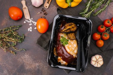 ızgara tavuk fileto ve patlıcan yakından görmek 