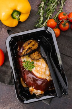 ızgara tavuk fileto ve patlıcan yakından görmek 