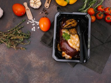 ızgara tavuk fileto ve patlıcan yakından görmek 