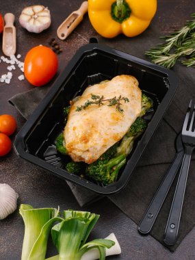 lezzetli kızarmış balık filetosu ve brokoli yakından görmek 