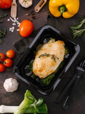 lezzetli kızarmış balık filetosu ve brokoli yakından görmek 