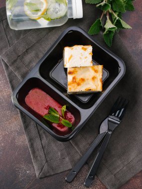 plastik kap içinde reçel ile süzme peynir güveç 