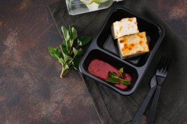 plastik kap içinde reçel ile süzme peynir güveç 