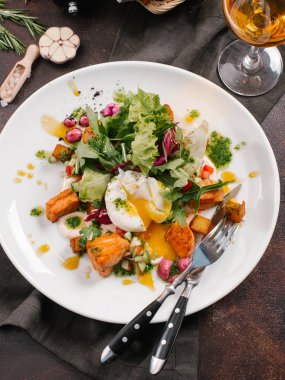 haşlanmış yumurta ile lezzetli salata beyaz tabakta görmek 