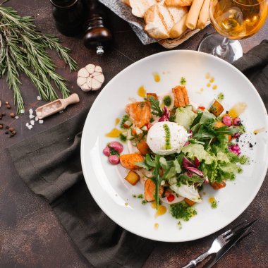 haşlanmış yumurta ile lezzetli salata beyaz tabakta görmek 