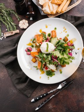 haşlanmış yumurta ile lezzetli salata beyaz tabakta görmek 