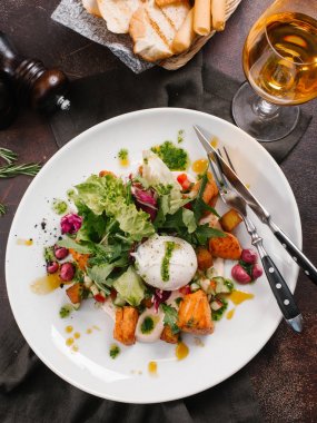 haşlanmış yumurta ile lezzetli salata beyaz tabakta görmek 