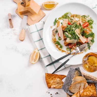 parmesan peyniri ve et lezzetli salata yakından görmek