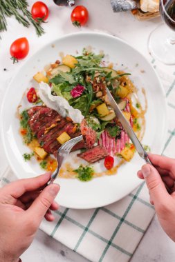 sığır etli lezzetli salata beyaz tabakta görmek 