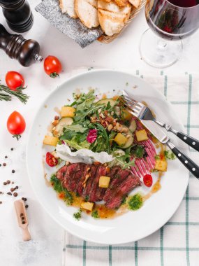 sığır etli lezzetli salata beyaz tabakta görmek 