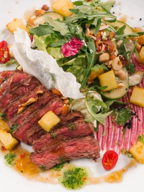 sığır etli lezzetli salata beyaz tabakta görmek 