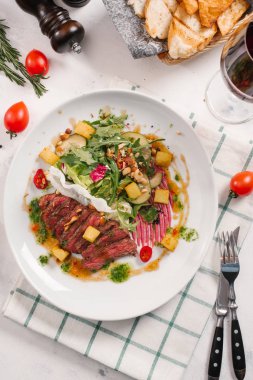 sığır etli lezzetli salata beyaz tabakta görmek 