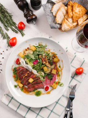 sığır etli lezzetli salata beyaz tabakta görmek 