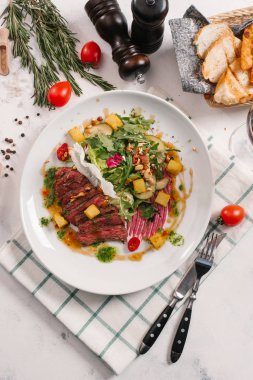 sığır etli lezzetli salata beyaz tabakta görmek 