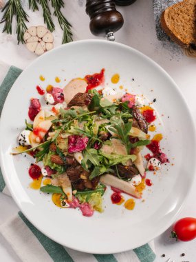 sığır etli lezzetli salata beyaz tabakta görmek 