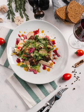 sığır etli lezzetli salata beyaz tabakta görmek 