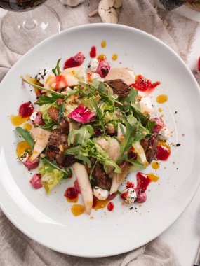 sığır etli lezzetli salata beyaz tabakta görmek 