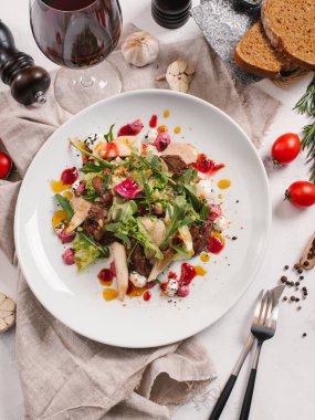 sığır etli lezzetli salata beyaz tabakta görmek 