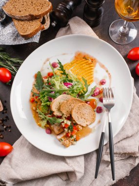 lezzetli salata tavuk fileto ile beyaz tabakta görmek